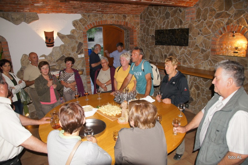 Ekskurzija se je zaključila s pokušino hišnega vina v vinski kleti kmetije "Pri mlinarju"
